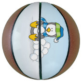 Kleiner Pinguin mit Schneebällen Basketball (Vertikal)