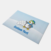 Kleiner Pinguin mit Schneebällen, der Türmchen win Fußmatte (Schrägansicht)