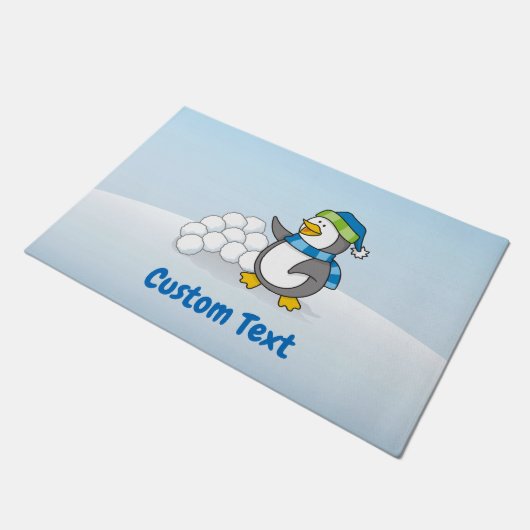 Kleiner Pinguin mit Schneebällen, der Türmchen win Fußmatte (Schrägansicht)