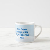 Kleiner Pinguin mit Schneebällen Espressotasse (Rechts)