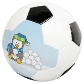 Kleiner Pinguin mit Schneebällen Fußball (Dreiviertel)