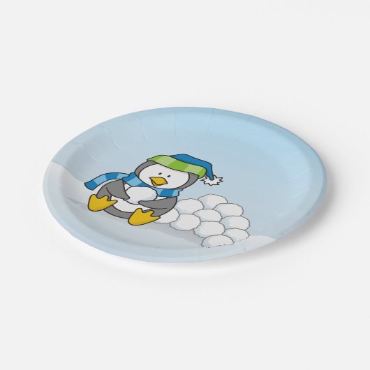 Kleiner Pinguin mit Schneebällen Pappteller (Schrägansicht)