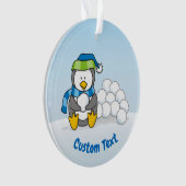 Kleiner Pinguin mit Schneeballschmuck Ornament (Vorderseite)