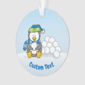 Kleiner Pinguin mit Schneeballschmuck Ornament (Vorderseite)