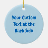 Kleiner Pinguin mit Schneeballschuhen Keramik Ornament (Hinten)