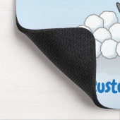 Kleiner Pinguin mit schneebedeckten Kugeln mit sch Mousepad (Ecke)