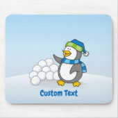 Kleiner Pinguin mit schneebedeckten Kugeln mit sch Mousepad (Vorne)