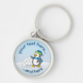Kleiner Pinguin mit schneebedeckten Kugeln Schlüsselanhänger (Vorne)