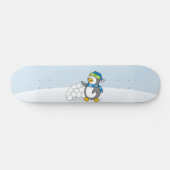 Kleiner Pinguin mit schneebedeckten Kugeln Skateboard (Horizontal)