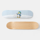 Kleiner Pinguin mit schneebedeckten Kugeln Skateboard (Horizontal)