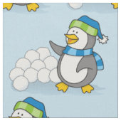 Kleiner Pinguin mit schneebedeckten Kugeln Stoff (Nahaufnahme)