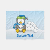 Kleiner Pinguin sitzend mit Schneebälle Fleece lee (Vorderseite (Horizontal))