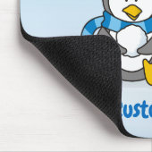 Kleiner Pinguin sitzend mit Schneeballmauspad Mousepad (Ecke)