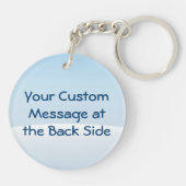 Kleiner Pinguin sitzend mit Snowballs Schlüsselanh Schlüsselanhänger (Rückseite)