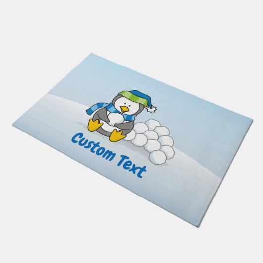 Kleiner Pinguin sitzend mit Snowballs Türmchen Fußmatte (Schrägansicht)