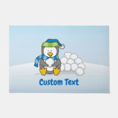 Kleiner Pinguin sitzend mit Snowballs Türmchen Fußmatte (Vorderseite)