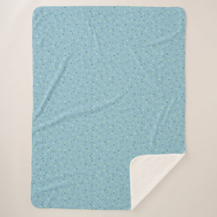 Kleiner Polka ist hellblau. Sherpadecke