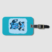 Kleiner Raccoon in blauem Gepäckanhänger (Vorderseite (Horizontal))