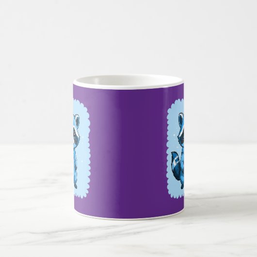 Kleiner Raccoon in blauer Tasse (Mittel)