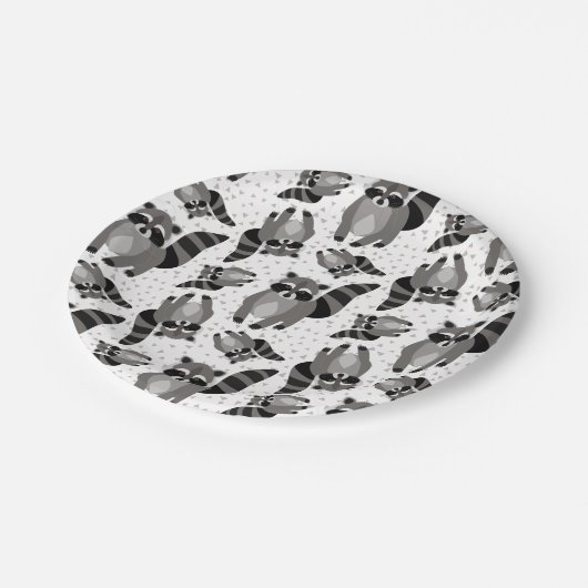 Kleiner Raccoon Rascal kommt zum Abendessen Pappteller (Schrägansicht)