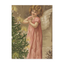 Kleiner rosa gekleideter Engel am Weihnachtsbaum