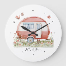 Kleiner rosa Glamper-Camper mit Schmetterlingen Große Wanduhr