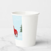 Kleiner roter LKW mit Christbaum im Schnee T Pappbecher (Links)