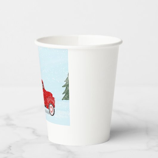 Kleiner roter LKW mit Christbaum im Schnee T Pappbecher (Links)