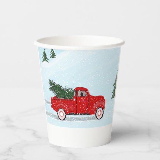 Kleiner roter LKW mit Christbaum im Schnee T Pappbecher (Vorderseite)