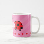 Kleiner roter Marienkäfer-personalisierte Tasse<br><div class="desc">Die personalisierte Tasse,  die einen roten Marienkäfer mit schönen roten Blumen und Rosa kennzeichnet,  stripes Hintergrund. Niedlicher und Spaßentwurf für Special für Mädchen. Kundengerechtes Namensgeschenk.</div>