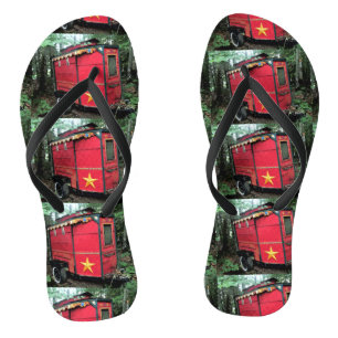 Kleiner roter Sinti und Romawohnwagen Thunder_Cove Badesandalen
