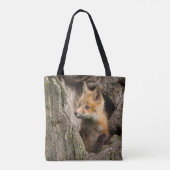 Kleiner Rotfuchs in einem Baumhaufen Tasche (Rückseite)