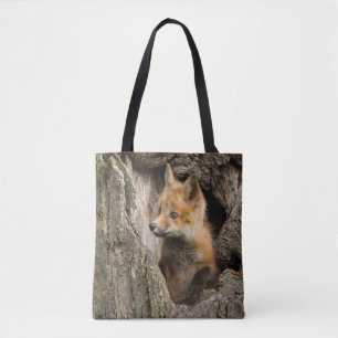 Kleiner Rotfuchs in einer Baumhöhle Tasche