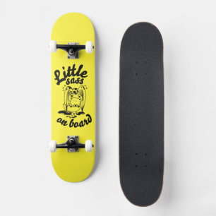 kleiner Sass auf dem Skateboard