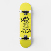 kleiner Sass auf dem Skateboard (Vorderseite)