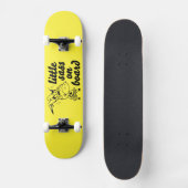 kleiner Sass auf Skateboard (Vorderseite)