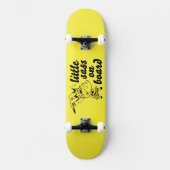 kleiner Sass auf Skateboard (Vorderseite)