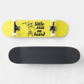 kleiner Sass auf Skateboard (Horizontal)