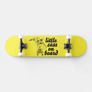 kleiner Sass auf Skateboard