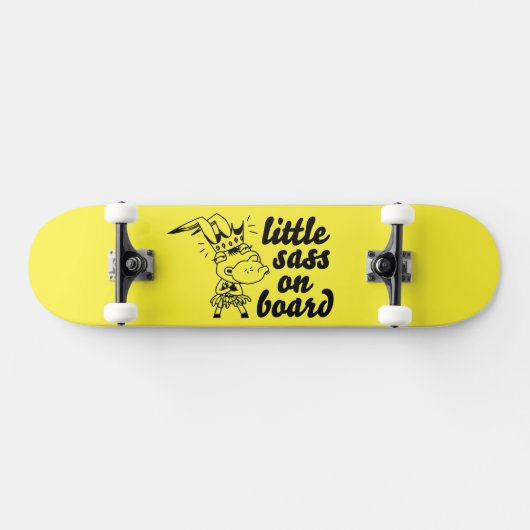kleiner Sass auf Skateboard (Horizontal)