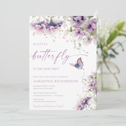 Kleiner Schmetterling ist unterwegs lila Babydusch Einladung (Stehend Vorderseite)