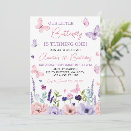 Kleiner Schmetterling Pink Lila Blumengeburt Einladung (Stehend Vorderseite)