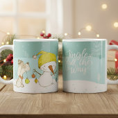 Kleiner Schneemann und Hund in Weihnachten Winters Kaffeetasse