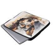 KLEINER SCHWARZ- UND TAN-PUPPENHUNDE ÜBER DEM ZENT LAPTOPSCHUTZHÜLLE (Vorne Knopf)