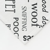 KLEINER schwarzer Knochen mit dem Namen auf Weiß Fleecedecke (Ecke)