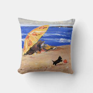 Kleiner Scottie spielt am Strand Kissen