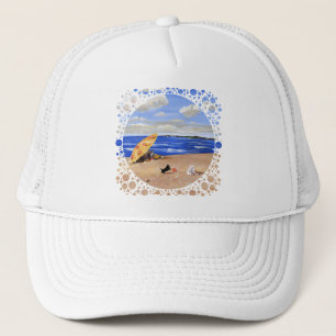 Kleiner Scottie spielt am Strand Truckerkappe