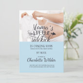 Kleiner Sidekick Baby Bump Blue Boy Dusche per Mai Einladung (Stehend Vorderseite)