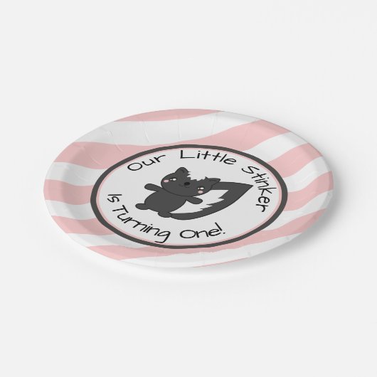 Kleiner Stinker ist ein rosa Pappteller (Schrägansicht)