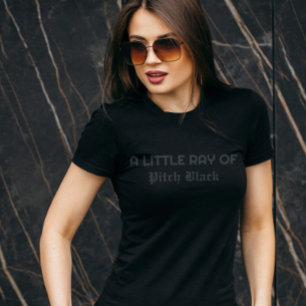 Kleiner Strahl schwarzkomischer Gothic Stimmung T-Shirt